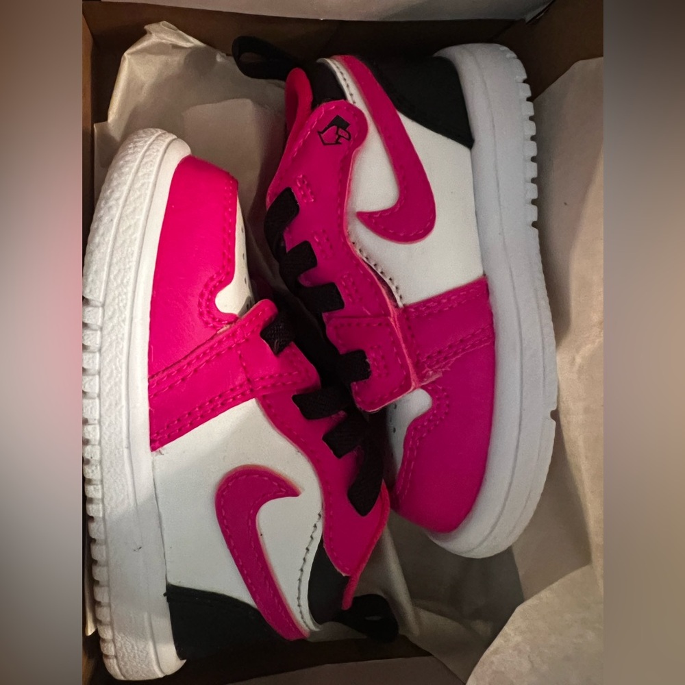 Jordan baby girls Sneakers in Pink and Black